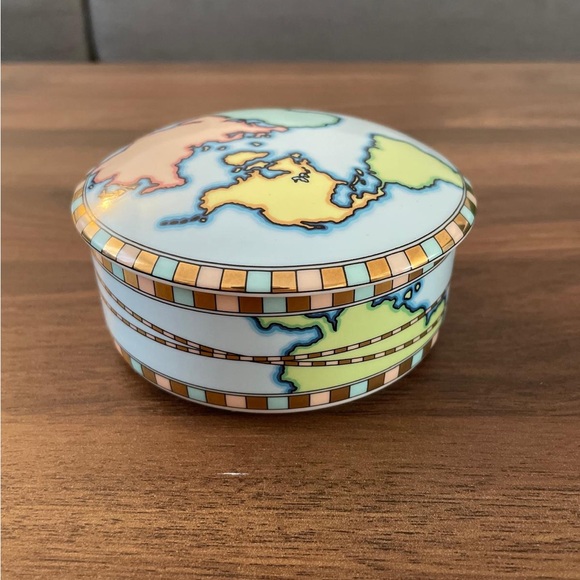 Tiffany & Co. Atlas collection Porcelain Map Lidded Trinket Box and Mug. - Picture 4 of 7